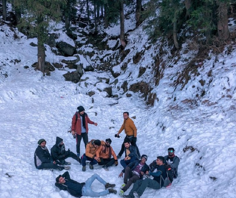 Trekking Solo Vs Group Trekking: Pros And Cons In Uttarakhand
