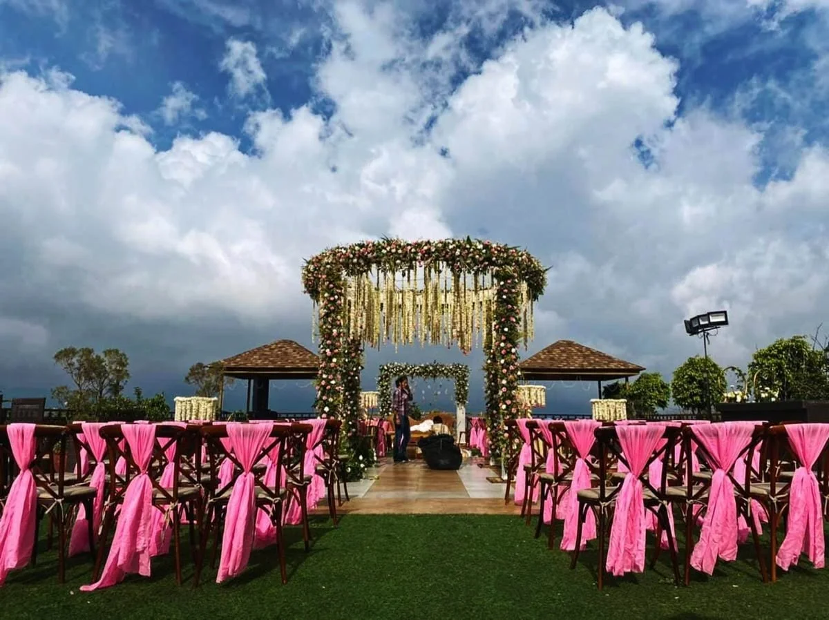A graceful hill wedding surrounded by timeless mountain beauty.